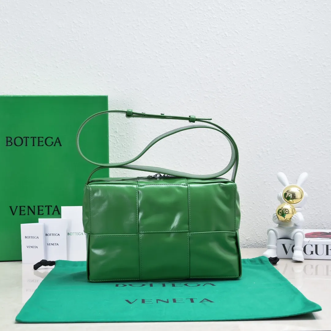 Batch 1920 BV 2023 Early Spring Series Classic Imagination @INTO1 Mika wore the 2023 Early Spring Series and appeared on the cover of the January 2023 issue of "Figaro Homme". Interpret the new Arco camera bag to express your individual style. The retro style of classic woven wax leather is really amazing, and the natural wrinkle texture makes each bag unique. Really, every time I see someone carrying it on the road, I can’t help but turn around and take a few more glances. ✅The bag is lightweight, the capacity is impressive, and it can be packed very well. ✅Retro oil wax leather, versatile in style and can hide scratches ✅Super strong design but low-key enough🙈 Style number: 9982# Size: 28*18*9